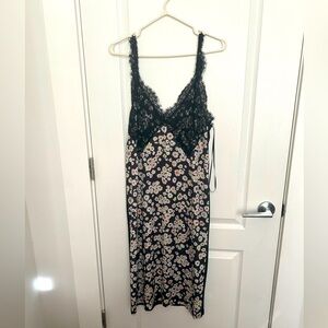 Gently worn, dry cleaned dress. Perfect for hot summer nights and events.